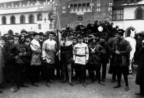 italie, milan, goliards dans la cour du château sforzesco, 1900 1910