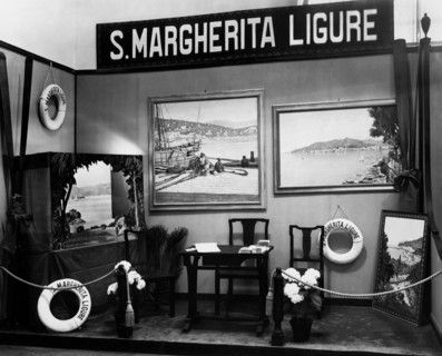 italie, milan, stand de tourisme à la foire de milan, 1933