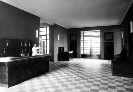 italie, padoue, atrium de la maison des étudiants avec le bar, 1920 1930