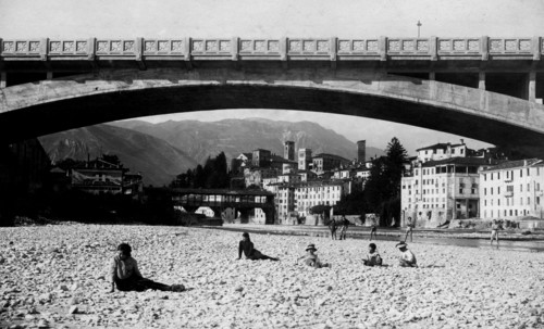 italie, veneto, le vieux pont de bassano del grappa sur les rives de la rivière brenta, 1910 1920