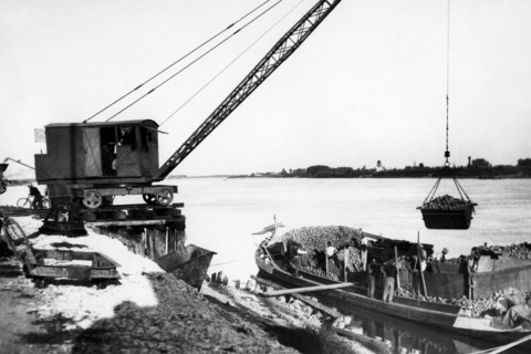 italie, veneto, rovigo, déchargement de betteraves des bateaux, 1920 1930