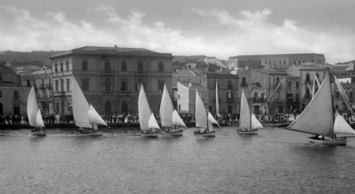 italie, sardaigne, île de san pietro, régate de caroline sails à carloforte, 1937