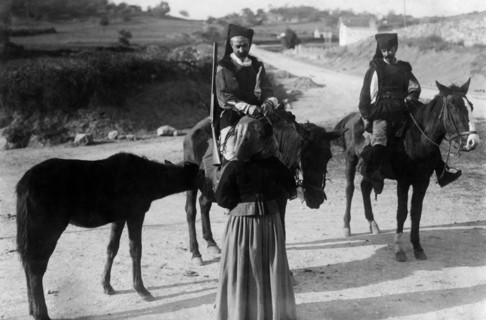 italie, sardaigne, hommes et femmes en tenue traditionnelle, 1920