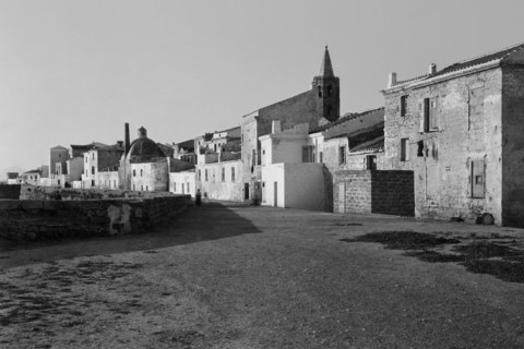 italie, sardaigne, alghero, vue de la ville au-dessus des remparts, années 1920