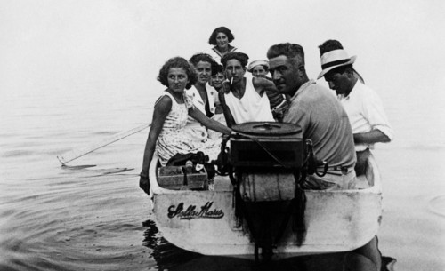 italie, toscane, dans la mer au large de l'île de capraia, un groupe de personnes dans un bateau, 1920 1930