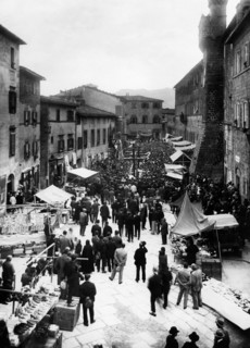 italie, toscane, santa fiora, procession des troncs du 3 mai 1920 1930