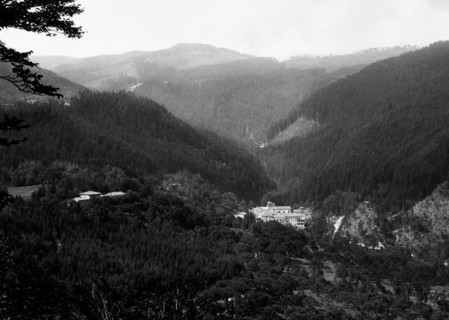 italie, toscane, camaldoli, panorama de la forêt avec le grand hôtel ex-couvent, 1920