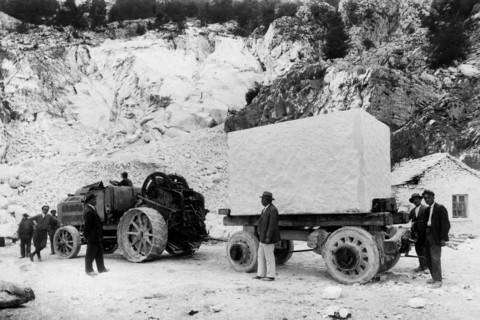 italie, toscane, carrara, transport d'un gros bloc de marbre de la carrière de granolesa, 1920 1930