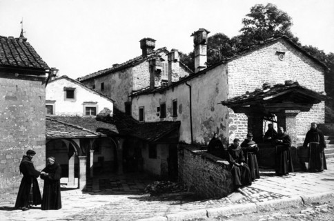 italie, toscane, chiusi della verna, frères devant l'église des anges sur la place du quadrant, 1910 1920