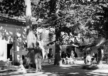 italie, toscane, sienne, chianciano terme, la source d'eau diurétique dans le parc de l'établissement thermal, années 1920