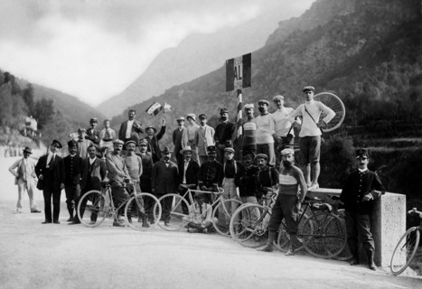 italie, ligurie, un groupe de cyclistes de sanremo près de l'un des premiers panneaux tci, 1905