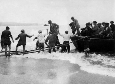 italie, calabre, le retour des randonneurs revenant de la pêche au thon en calabre, 1926
