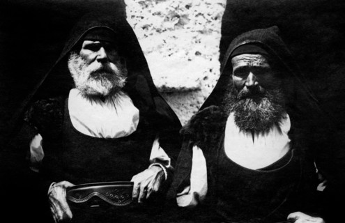 italie, sardaigne, hommes en costumes régionaux typiques, 1921
