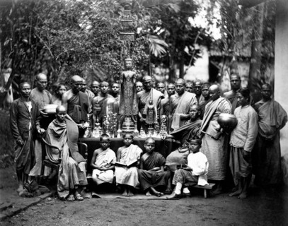 asie, sri lanka, kandi, prêtres cinghalais avec des idoles bouddhistes, 1910