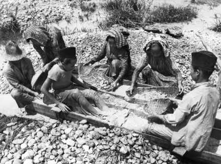 asie britannique, borneo, prospecteurs de diamants au tamis, 1955