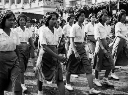 pnom penh, parade de jeunes filles cambodgiennes en uniforme, 1957