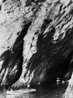 toscane, île d'elbe, un couple dans un bateau sur les rochers, 1910 1920
