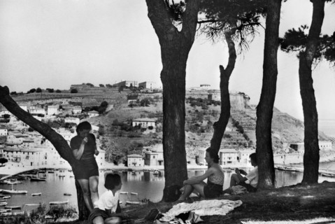 toscane, île d'elbe, porto azzurro, groupe de femmes se relaxant, 1948