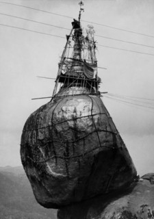 asie, birmanie, la pagode kyak-i-thi-ro et le rocher qui la soutient, 1953
