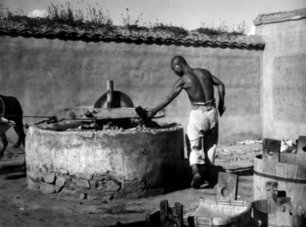 asie, chine, un moulin primitif pour réduire le papier en une masse fluide, 1940 1950