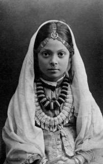 asie, chine, portrait d'une jeune fille tibétaine, 1920 1930