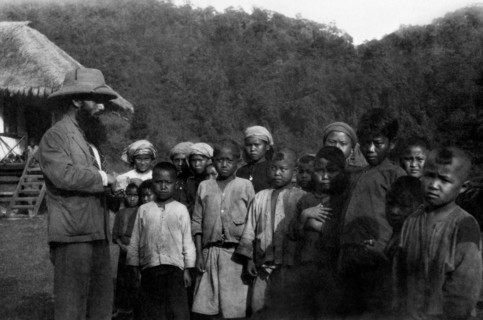 asie, chine, xi'an, missionnaire avec un groupe de garçons, années 1920