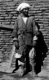 afghanistan, prisonnier afghan avec ses jambes liées par un appareil métallique, 1920 1930