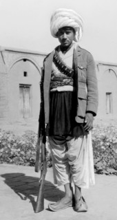 asie, afghanistan, un garde en service au bazar, 1920 1930