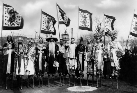 asie, chine, manchourie, un moment d'une danse typique de la manchourie, 1940 1950