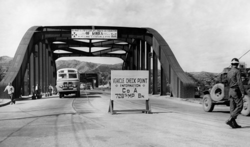 asie, corée, le pont sur le fleuve han reliant seoul au sud après reconstruction, 1955