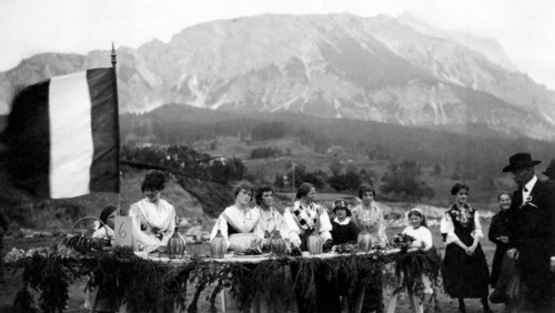 italie, veneto, cortina d'ampezzo, groupe de randonneurs, 1920 1930