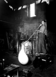 italie, veneto, travail du verre à murano, 1955