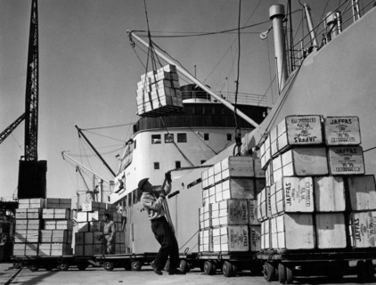 moyen-orient, israël, une cargaison de céréales dans le port de haifa, 1960 1970