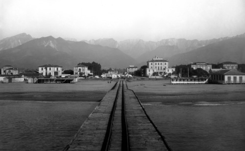 italie, toscane, marina di massa, vue de la ville depuis le pont de chargement, 1920 1930