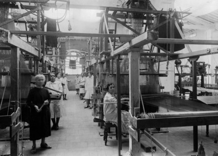 europe, italie, toscane, florence, femmes au travail dans le département de tissage de l'usine de soie, 1930