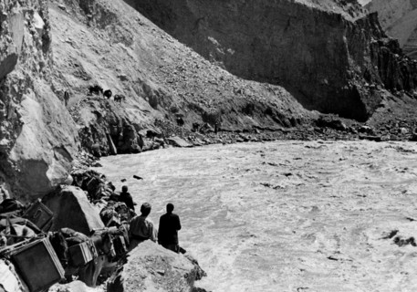 asie, chine, tibet, la caravane doit percer sur les rives des rivières en furie, 1920 1930