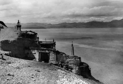 asie, chine, tibet, monastère de gusul surplombant le lac, 1920 1930