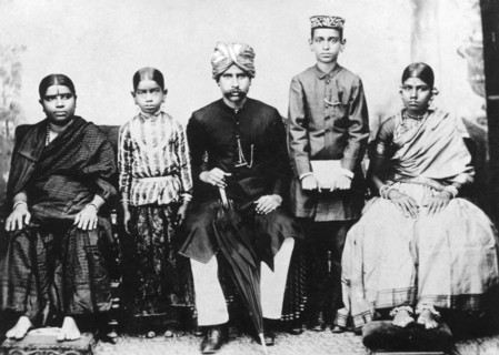inde, delhi, portrait d'une famille indienne, années 1920