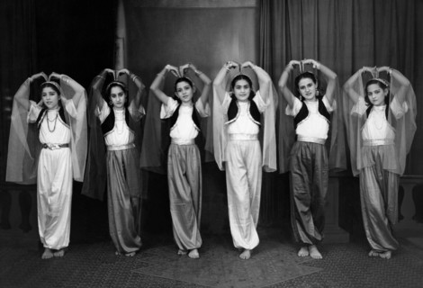 asie, inde, portrait de danseuses indiennes à goa, années 1950