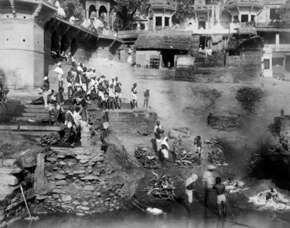 asie, inde, benares, rituel de crémation sur les rives du gange, 1900 1910