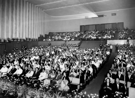 italie, lido de venise, salle de projection à l'intérieur du palais du cinéma, années 1950