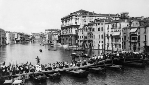 italie, venise, procession du rédempteur sur le grand canal, 1920 1930
