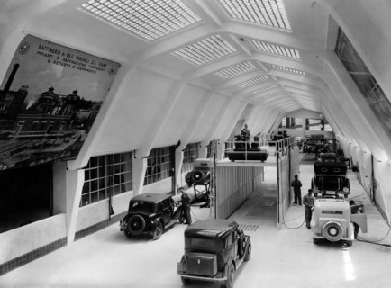italie, venise, station-service à l'intérieur du garage agip, 1920 1930