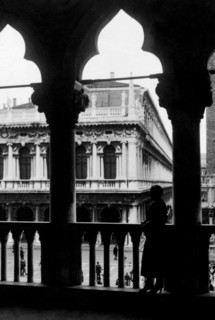 italie, venise, arches du palais ducal, 1930