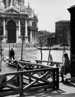 italie, venise, ferry de la trinité, une petite fille apporte le petit-déjeuner au gondolier, 1910 1920