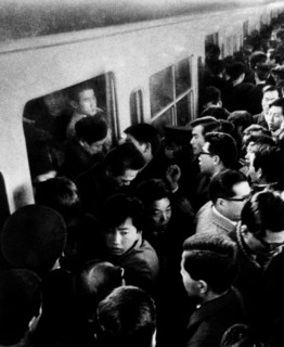 japon, tokyo, heure de pointe à la gare de shinjuku, 1950 1960