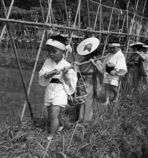 japon, île de kyushu, enfants au festival de la bénédiction du riz, 1962