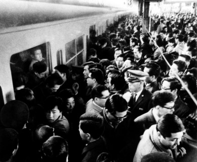 tokyo, heure de pointe à la gare de shinjuku, 1950 1960