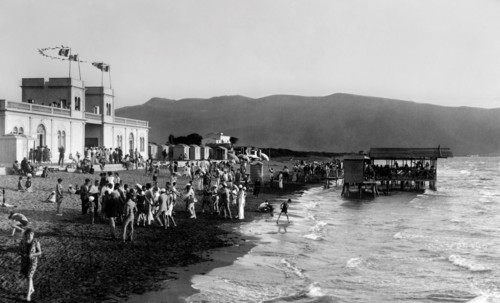 italie, toscane, orbetello, baigneurs sur la plage, 1920 1930