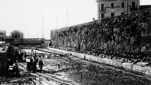 italie, toscane, orbetello, ouvriers lors de l'élargissement du canal à côté des murs étrusques, 1920 1930